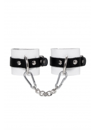Бело-черные кожаные наручники с одним ремешком с люверсами - Pecado - купить с доставкой в Березниках