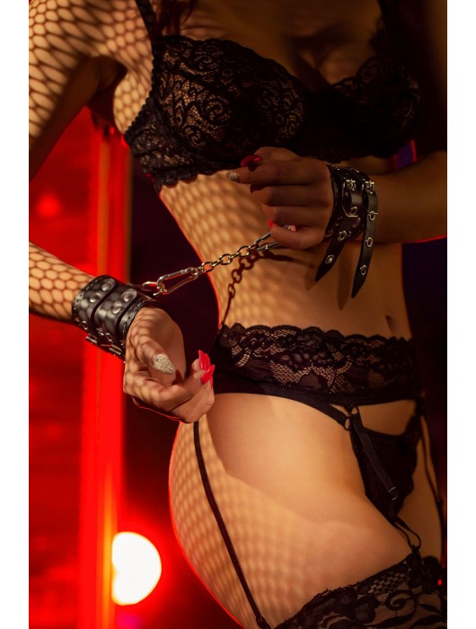 Черные кожаные наручники с двумя ремнями и красной подкладкой - Pecado - купить с доставкой в Березниках