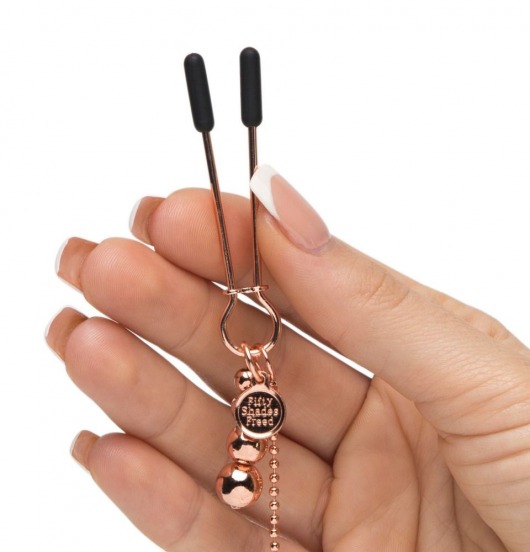 Золотистые зажимы для сосков и клитора All Sensation Nipple and Clitoral Chain - Fifty Shades of Grey - купить с доставкой в Березниках