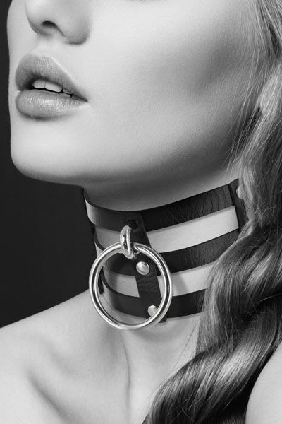 Чёрный тройной чокер с большим кольцом - Bijoux Pour Toi - купить с доставкой в Березниках